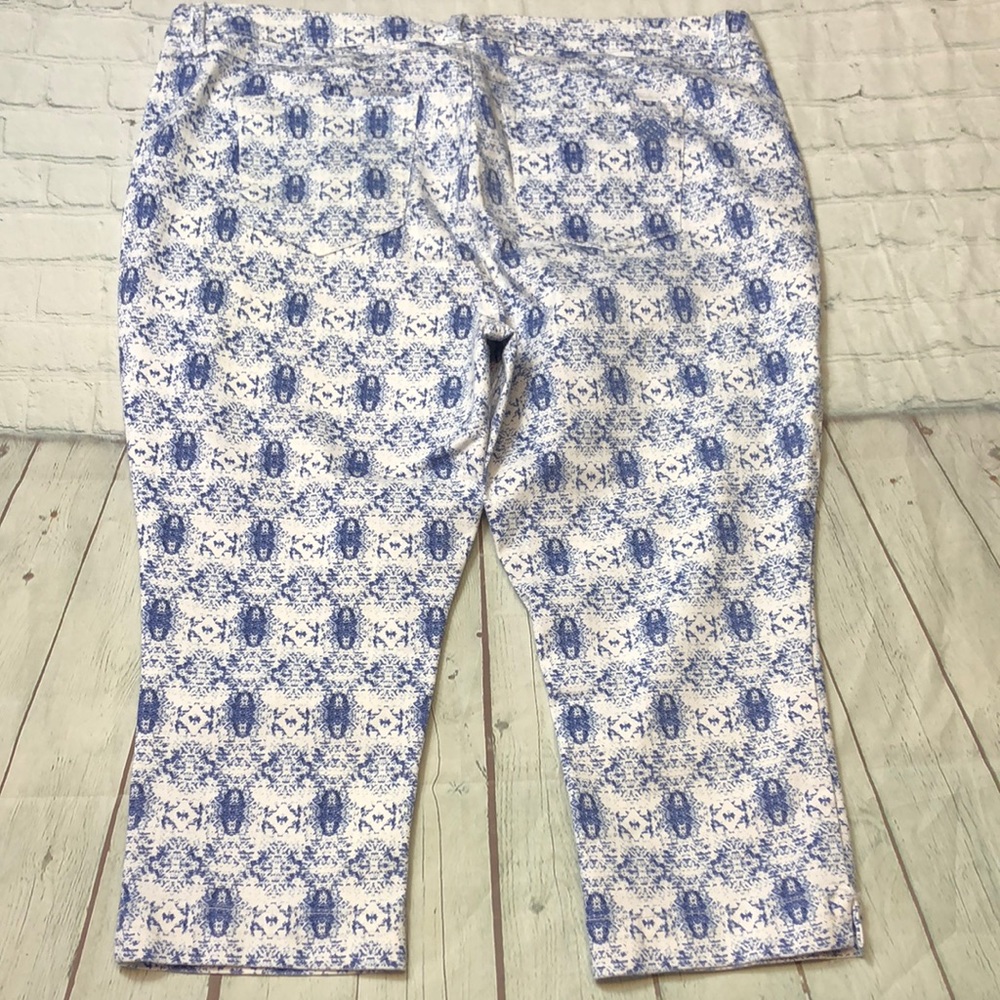 Laurie Felt Power Silky Blue/White Denim Printed Capri Pull Up